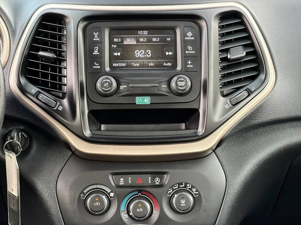 Thumbnail: 2016 Jeep Cherokee - 14
