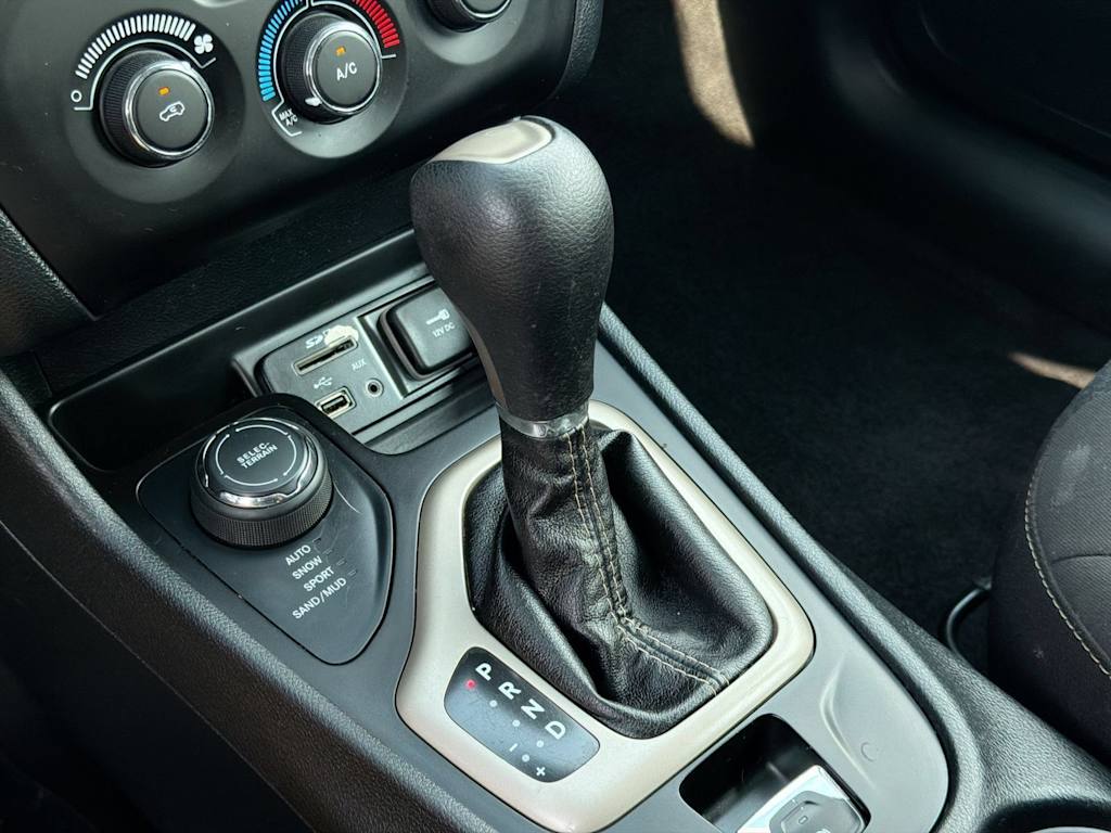 Thumbnail: 2016 Jeep Cherokee - 15