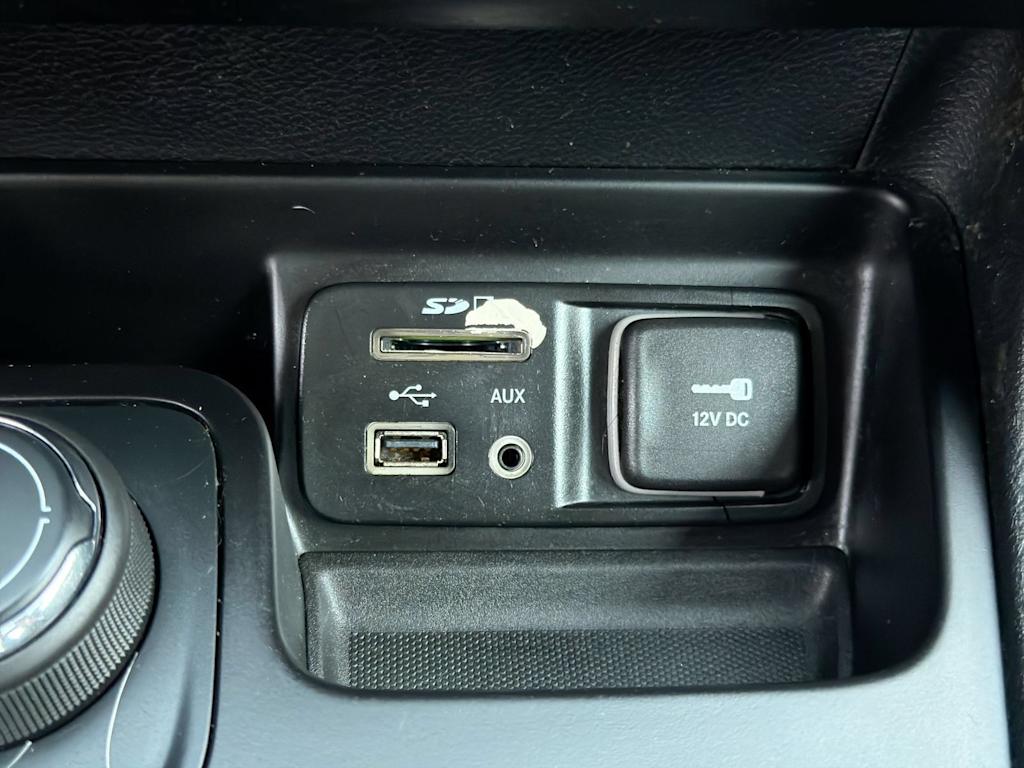 Thumbnail: 2016 Jeep Cherokee - 34