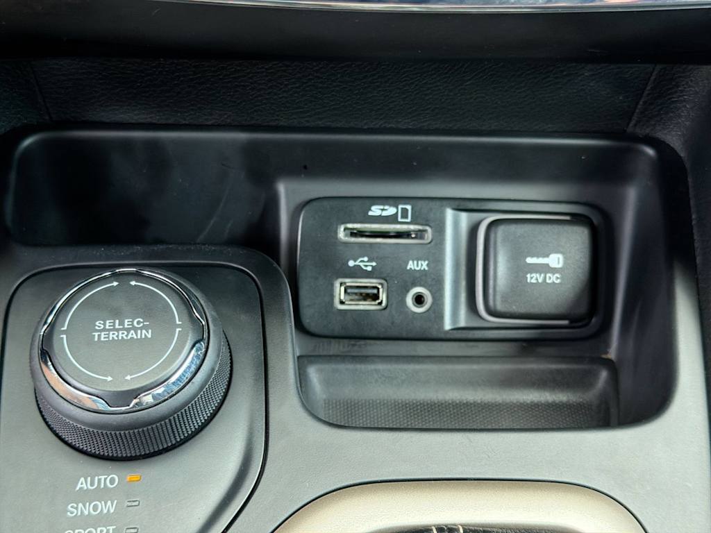 Thumbnail: 2015 Jeep Cherokee - 36