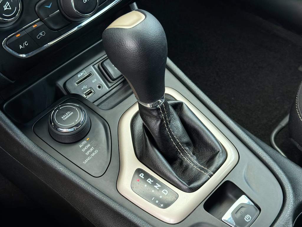 Thumbnail: 2015 Jeep Cherokee - 15