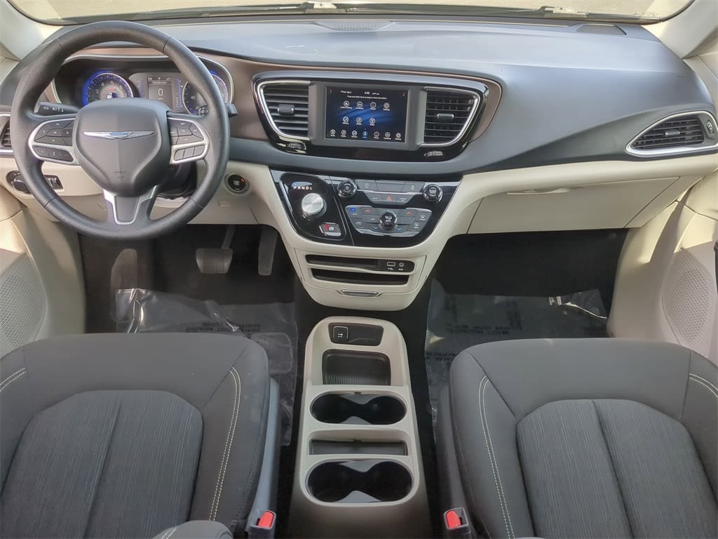2020 Chrysler Voyager L 8