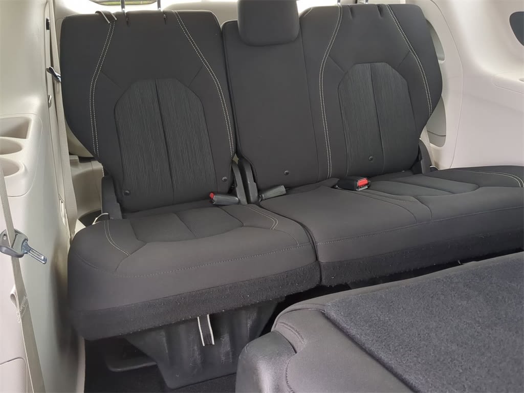 2020 Chrysler Voyager L 36