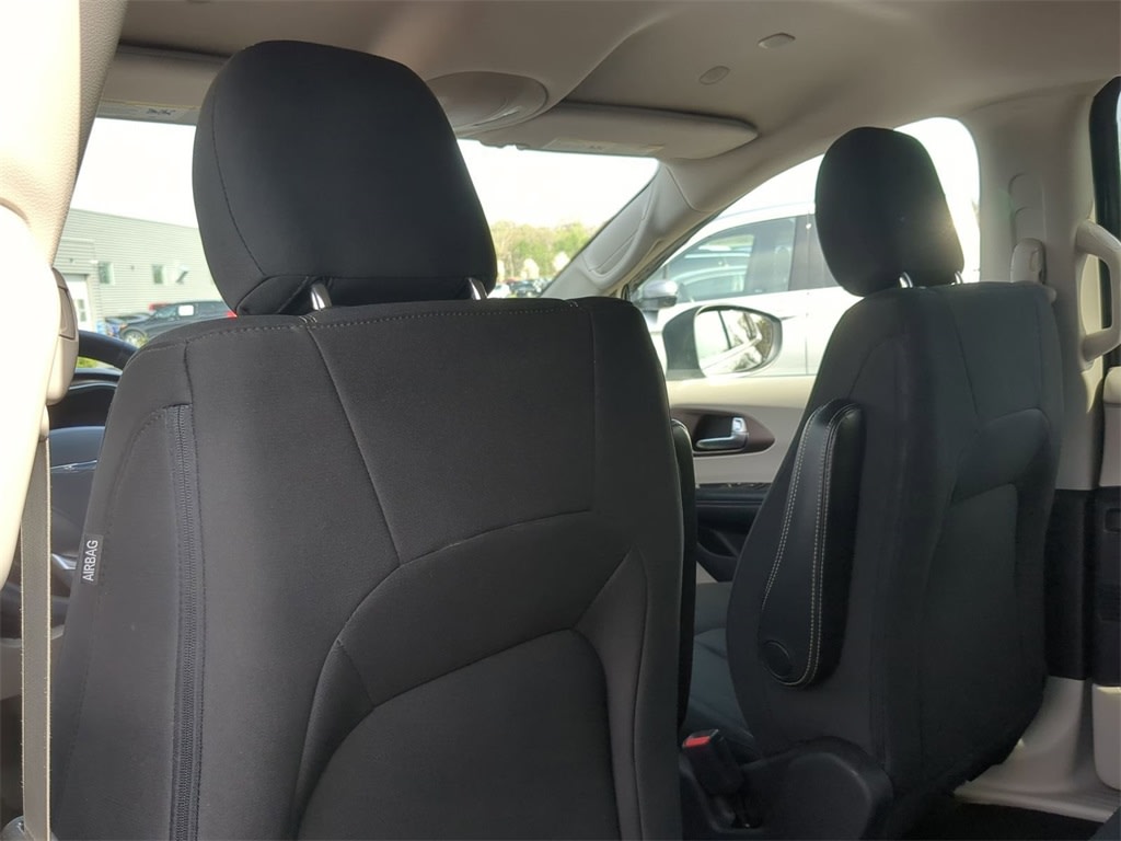 2020 Chrysler Voyager L 10