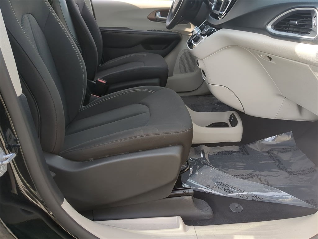 2020 Chrysler Voyager L 28