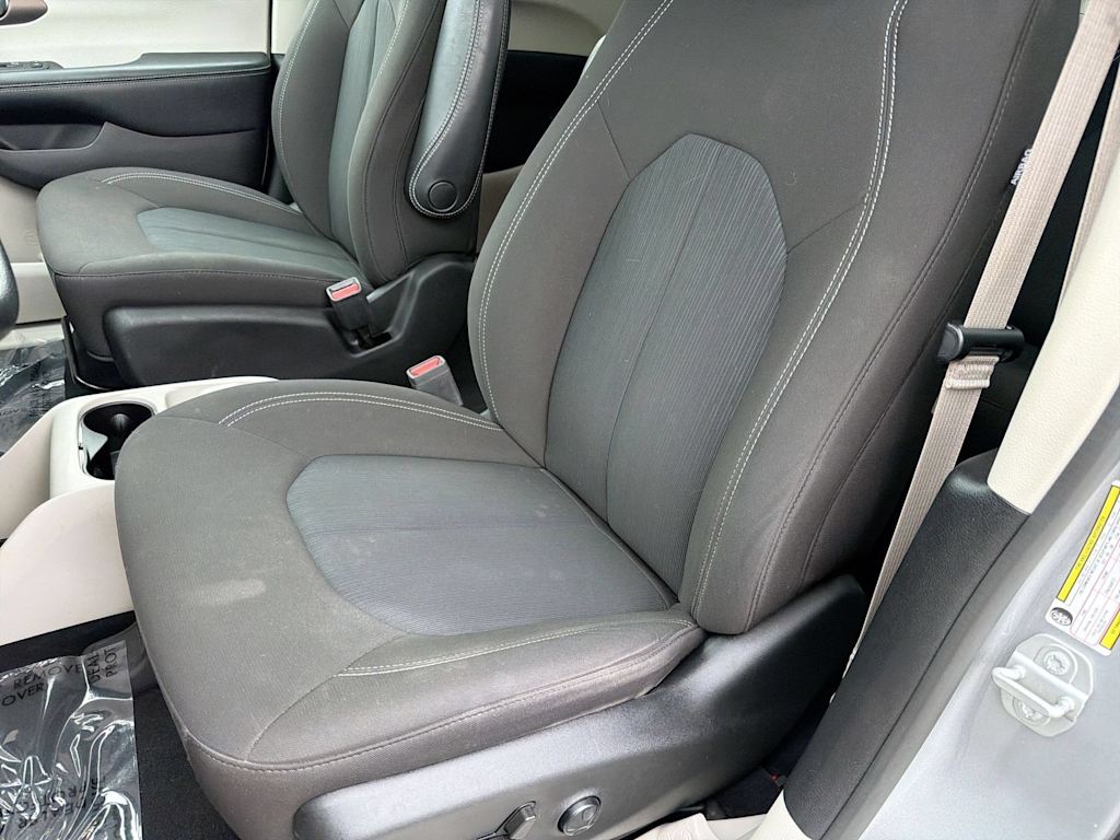 Thumbnail: 2021 Chrysler Voyager - 10