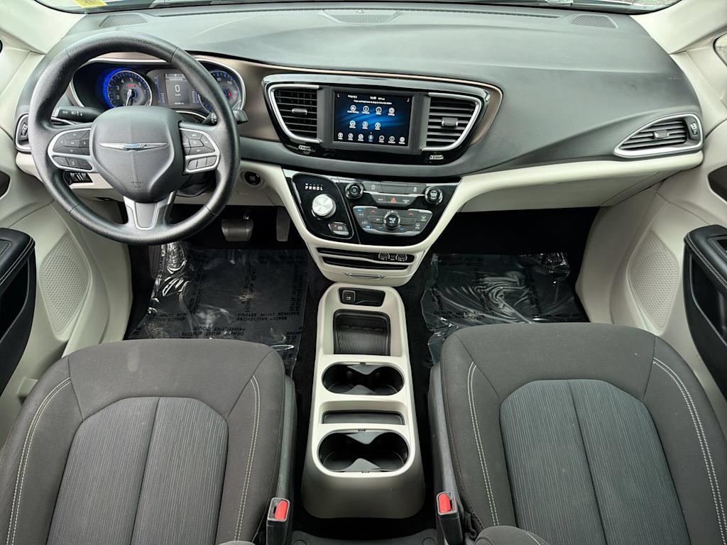 Thumbnail: 2021 Chrysler Voyager - 9