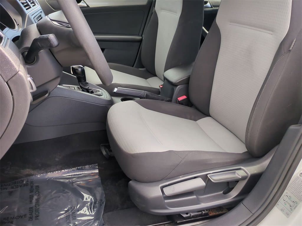 Thumbnail: 2017 Volkswagen Jetta - 9