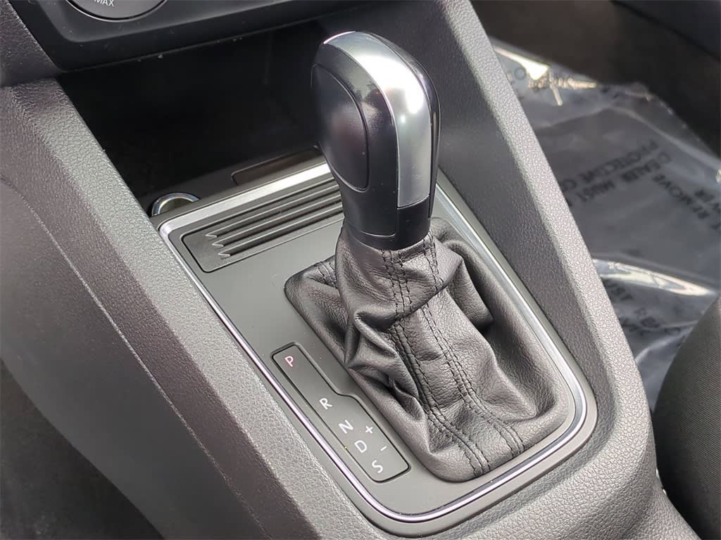 Thumbnail: 2017 Volkswagen Jetta - 14