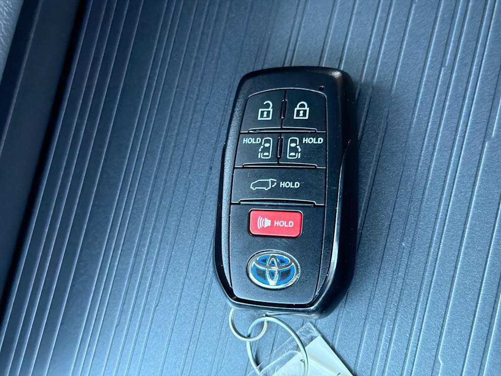 Thumbnail: 2022 Toyota Sienna - 18