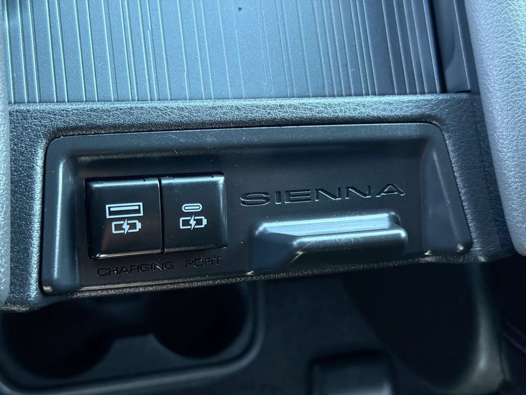 Thumbnail: 2022 Toyota Sienna - 36