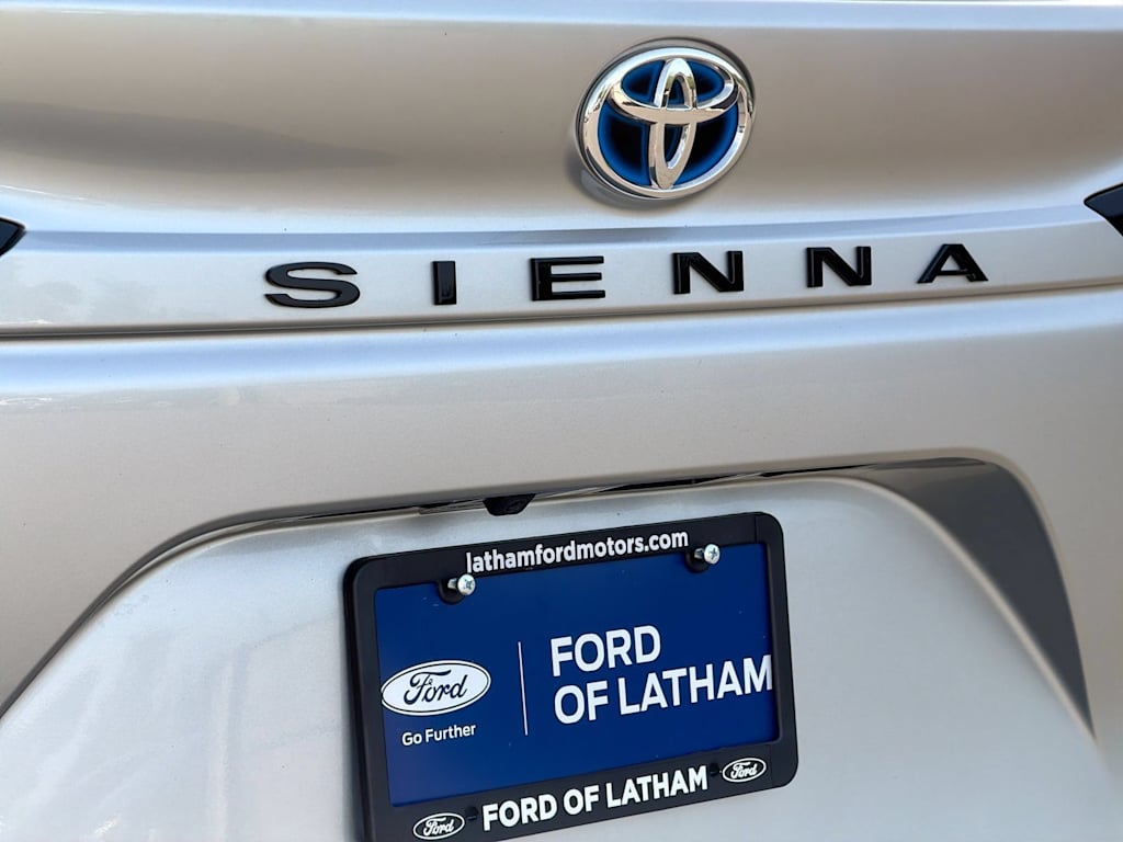 Thumbnail: 2022 Toyota Sienna - 16
