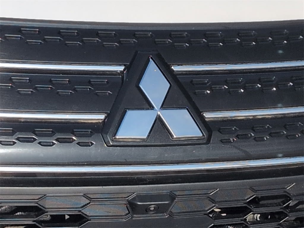 Thumbnail: 2023 Mitsubishi Outlander - 25