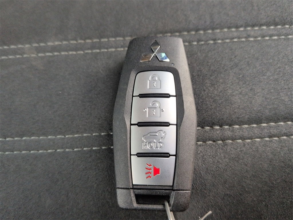 Thumbnail: 2023 Mitsubishi Outlander - 18