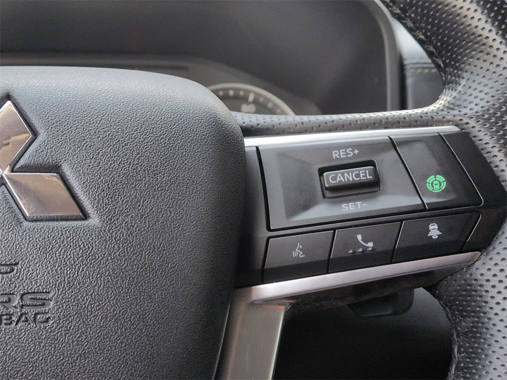 Thumbnail: 2023 Mitsubishi Outlander - 31