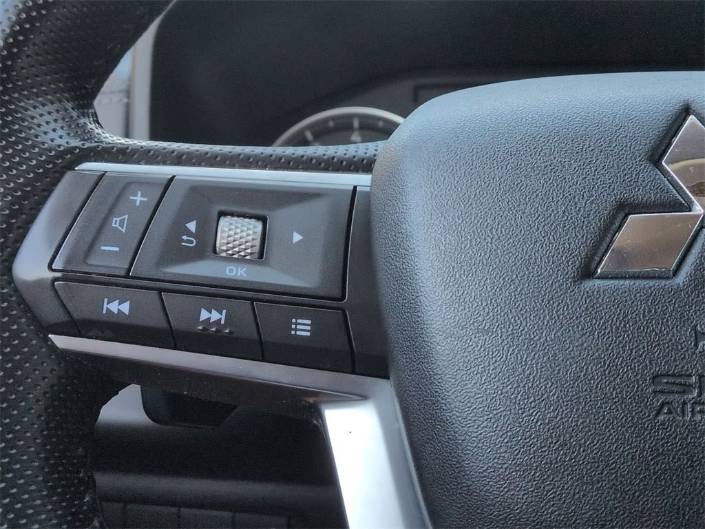 Thumbnail: 2023 Mitsubishi Outlander - 30