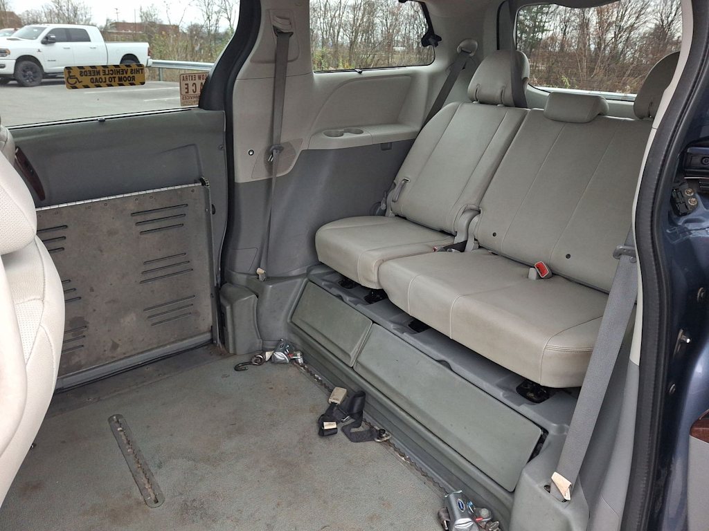 2014 Toyota Sienna XLE 10