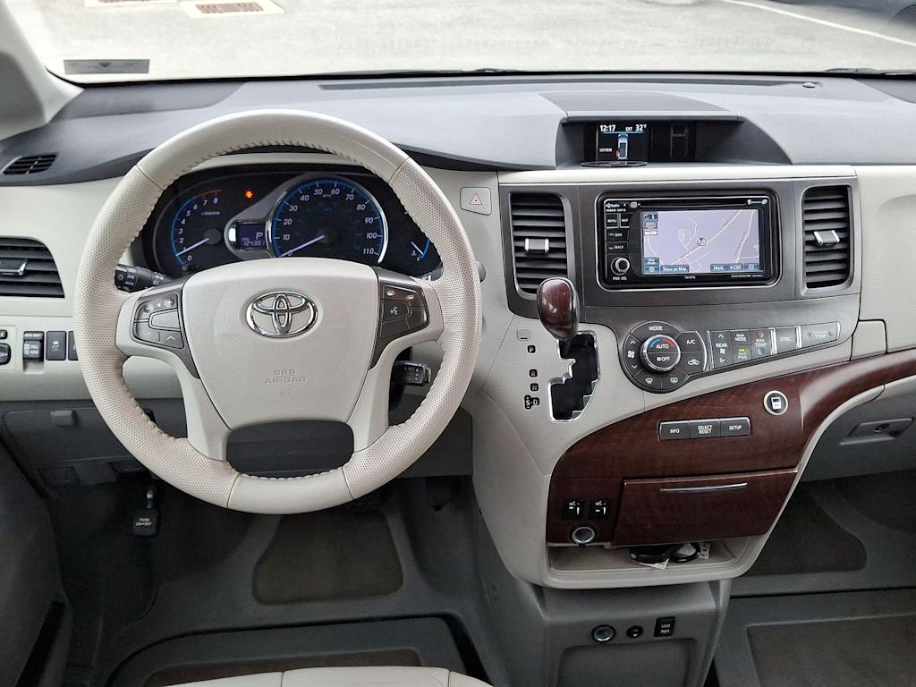 2014 Toyota Sienna XLE 9