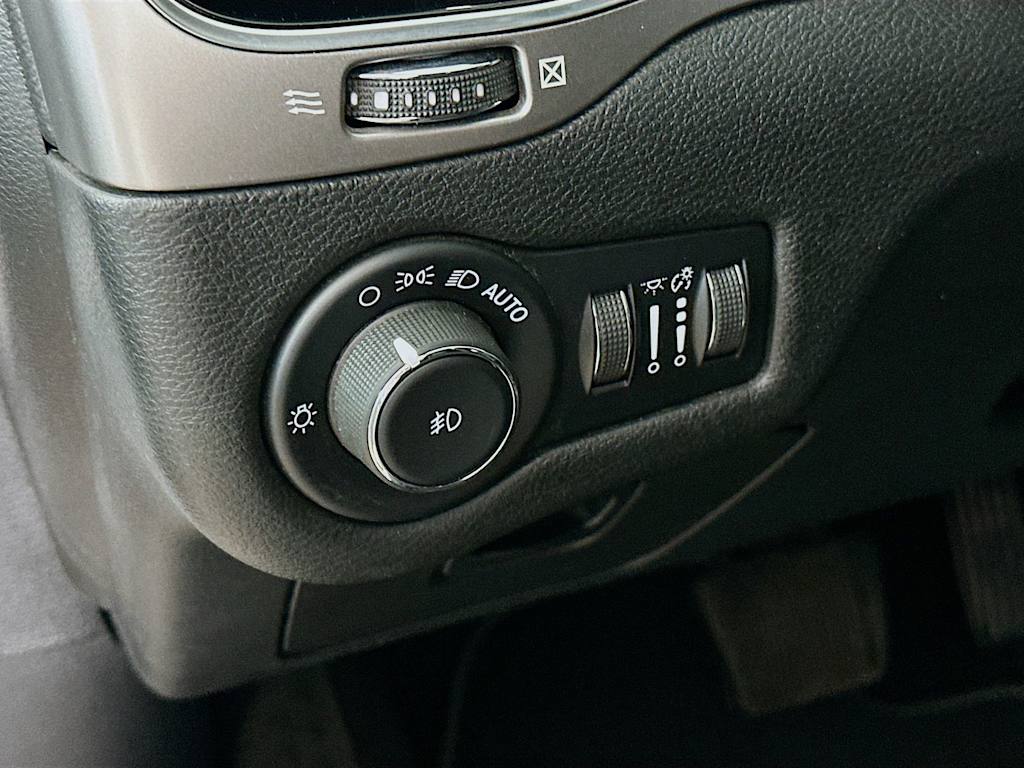 Thumbnail: 2021 Jeep Cherokee - 27