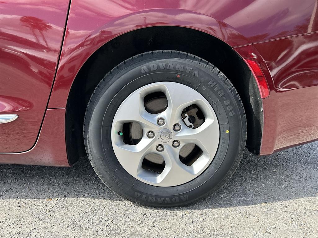 Thumbnail: 2017 Chrysler Pacifica - 8