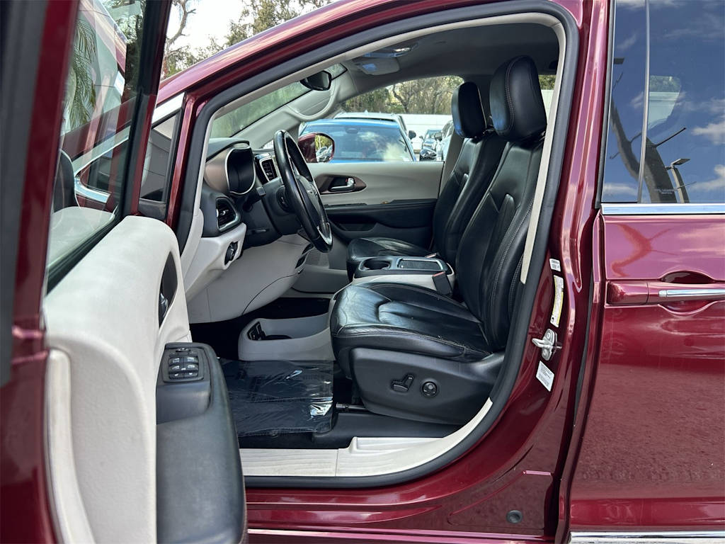 Thumbnail: 2017 Chrysler Pacifica - 20