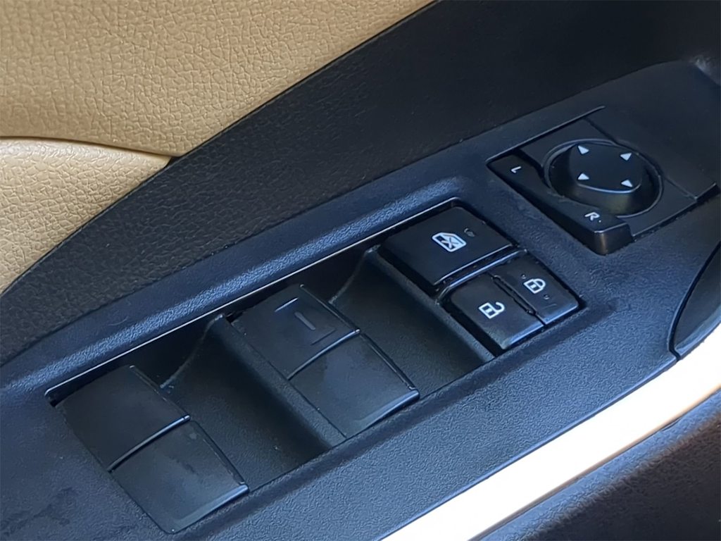 Thumbnail: 2021 Toyota RAV4 - 24