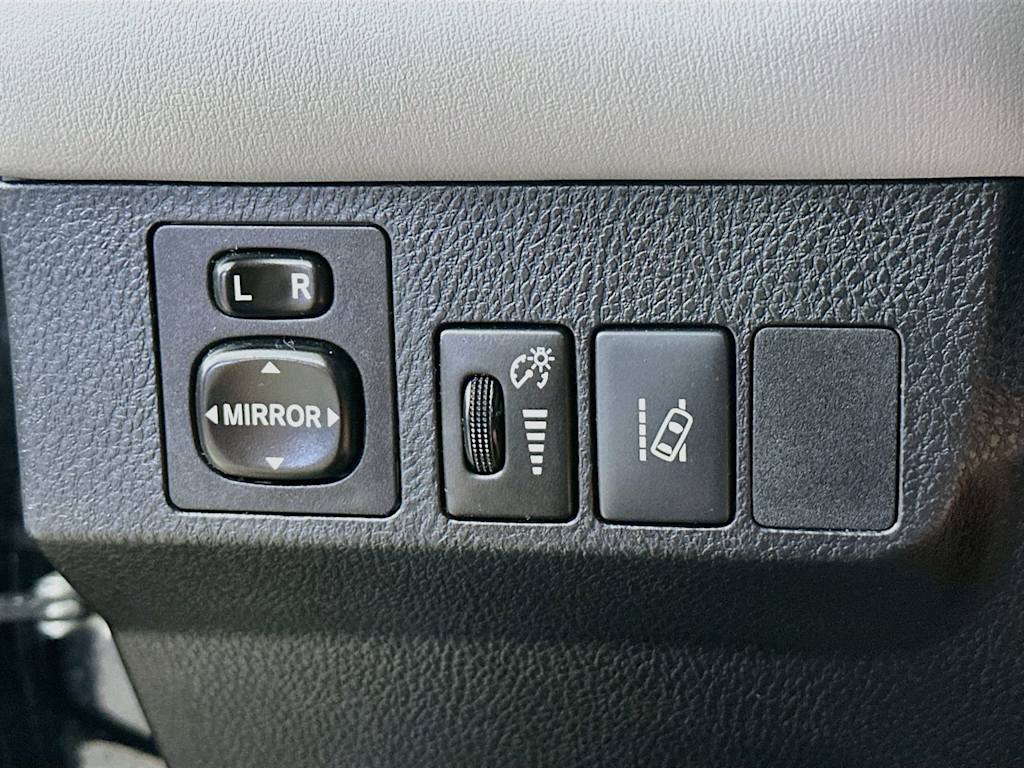 Thumbnail: 2017 Toyota RAV4 - 26
