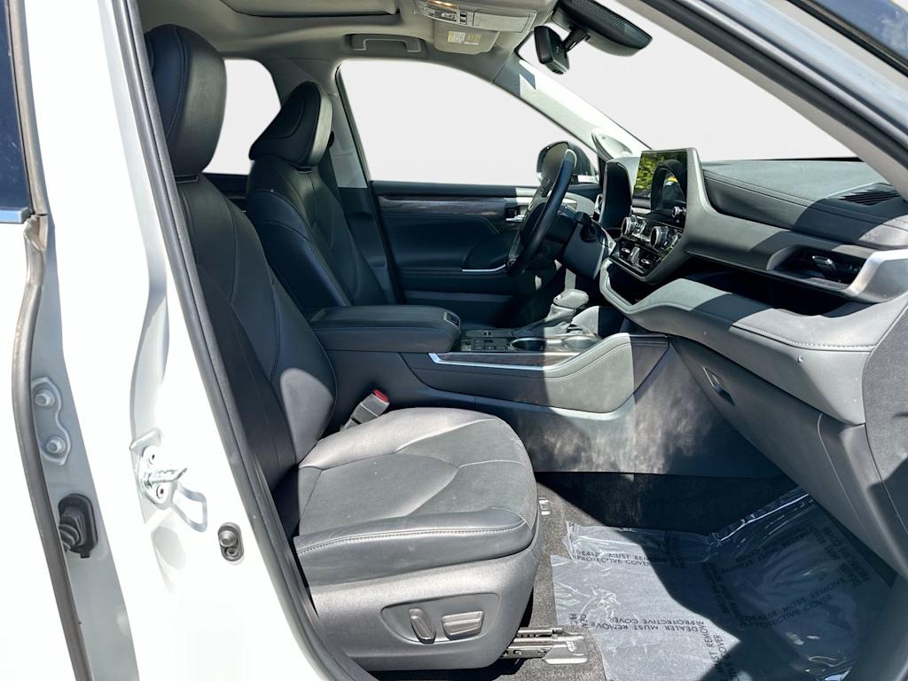 Thumbnail: 2023 Toyota Highlander - 11