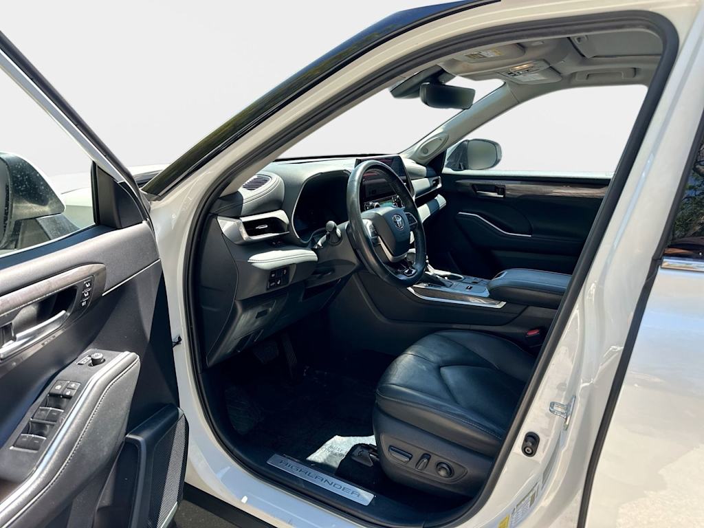 Thumbnail: 2023 Toyota Highlander - 18