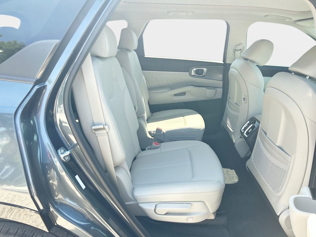 Thumbnail: 2023 Kia Sorento - 17
