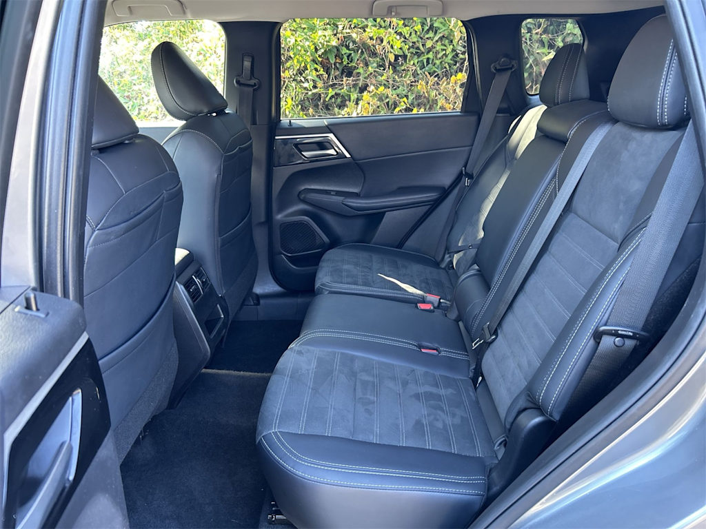 Thumbnail: 2024 Mitsubishi Outlander - 12