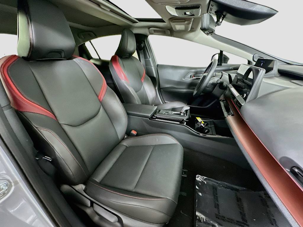 Thumbnail: 2025 Toyota Prius v - 11