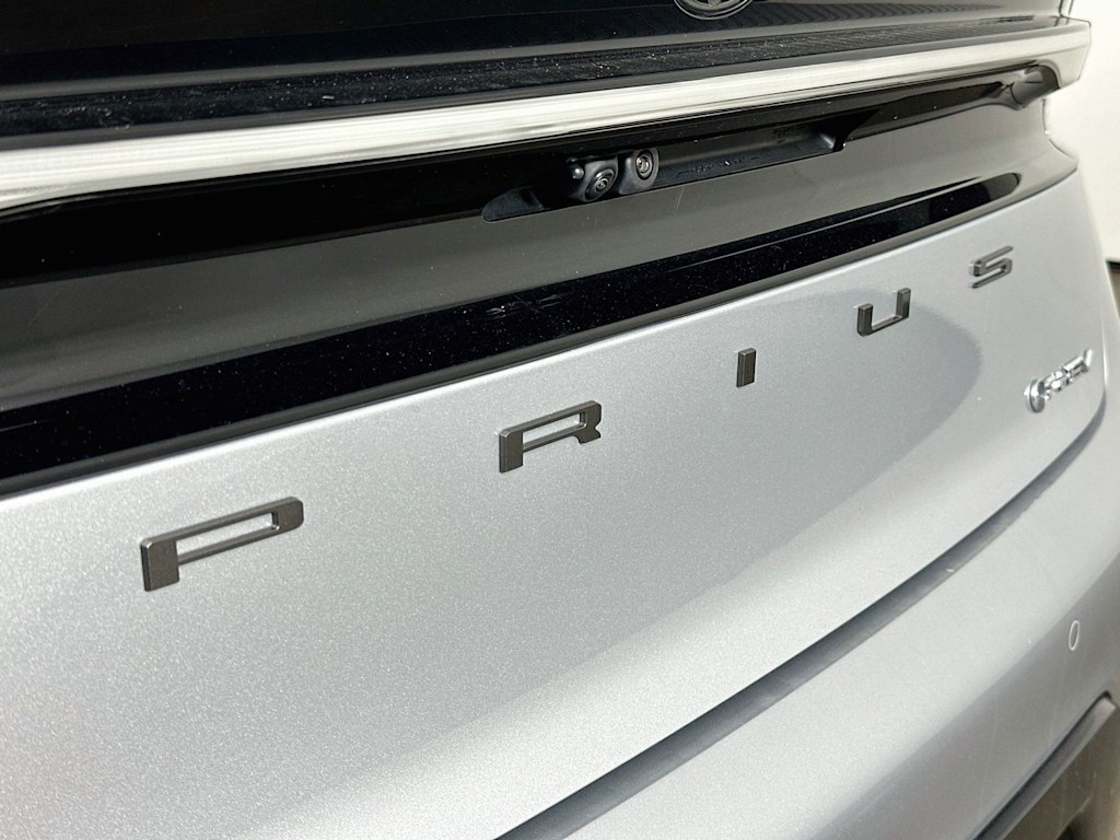 Thumbnail: 2025 Toyota Prius v - 21