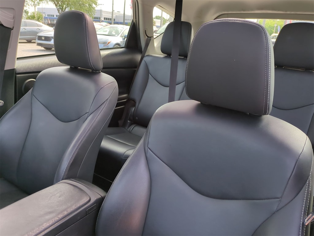 2015 Toyota Prius v Five 10