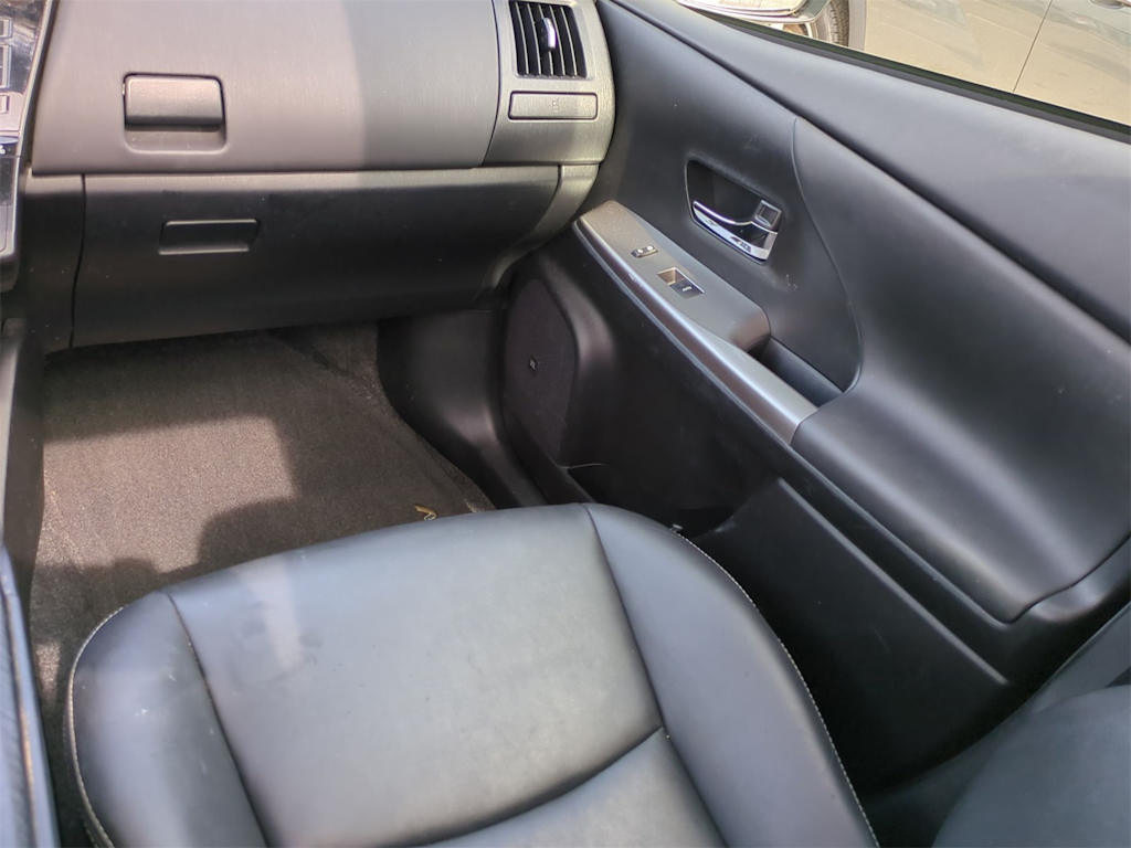 2015 Toyota Prius v Five 13