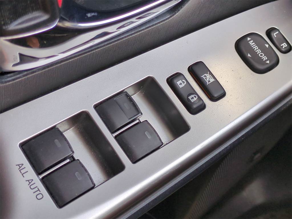 2015 Toyota Prius v Five 24