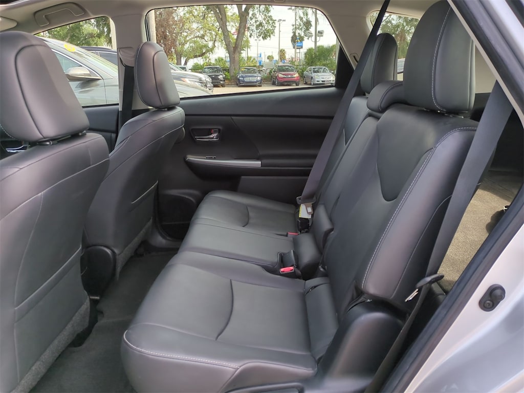 2015 Toyota Prius v Five 11