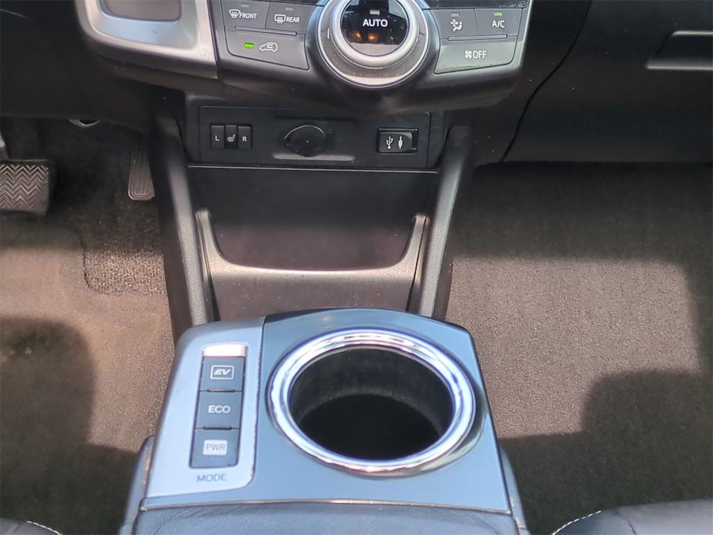 2015 Toyota Prius v Five 20