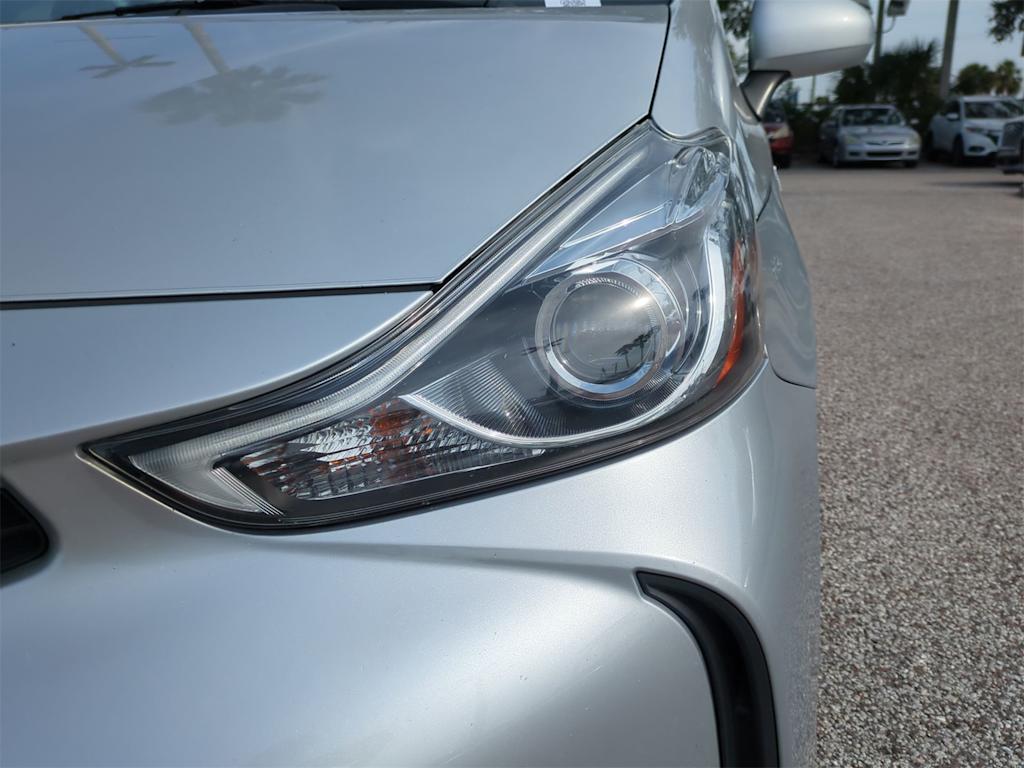 2015 Toyota Prius v Five 18