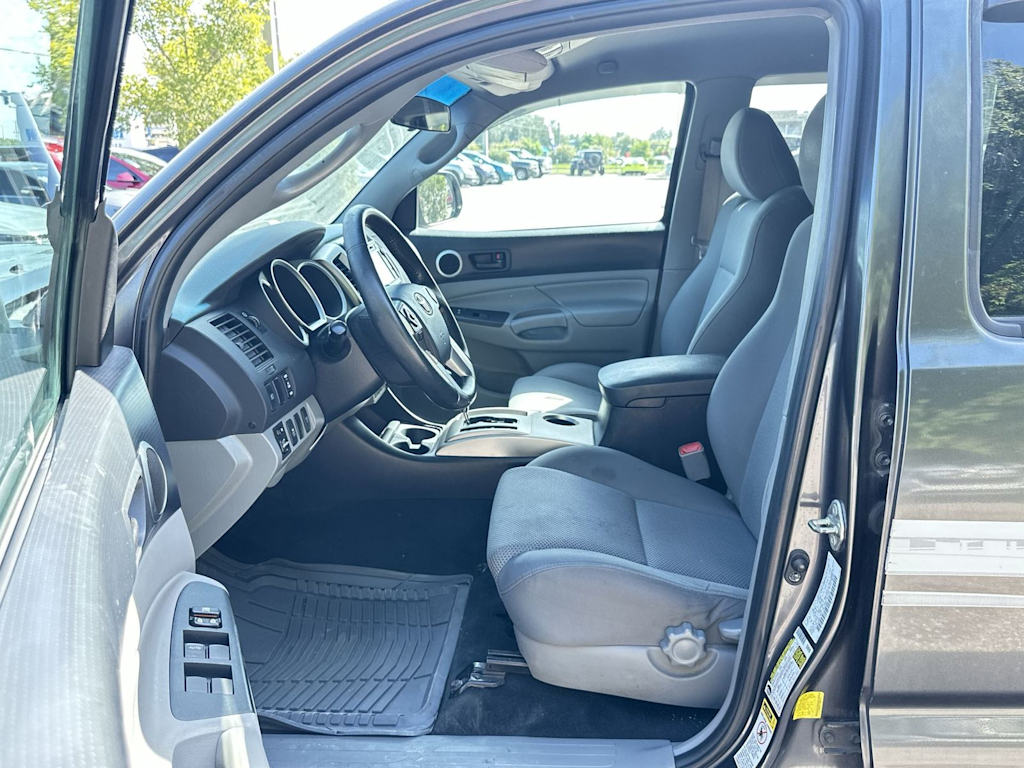 Thumbnail: 2015 Toyota Tacoma - 10