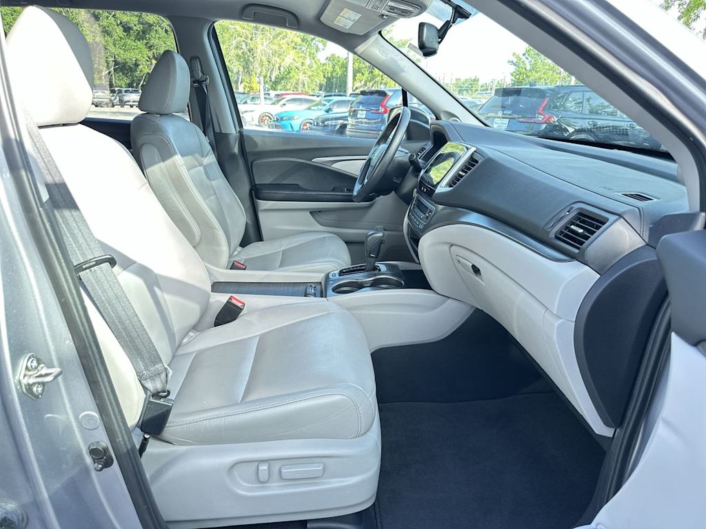 Thumbnail: 2017 Honda Pilot - 21