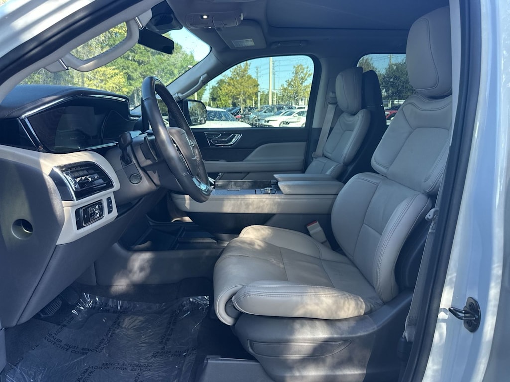 Thumbnail: 2024 Lincoln Navigator - 10