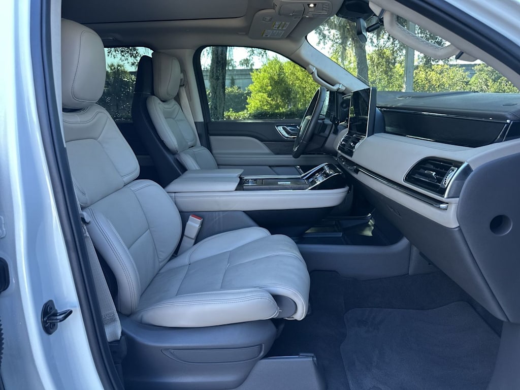 Thumbnail: 2024 Lincoln Navigator - 21