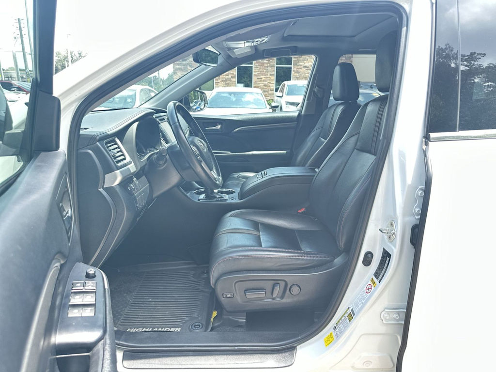 Thumbnail: 2019 Toyota Highlander - 8