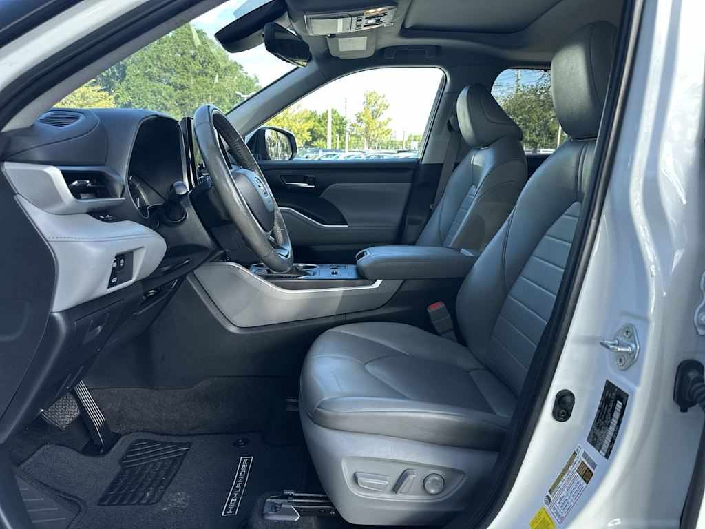 Thumbnail: 2023 Toyota Highlander - 10