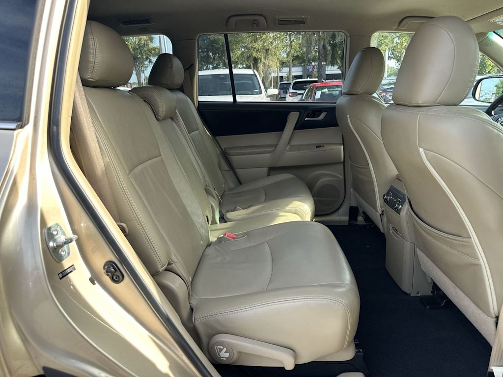 Thumbnail: 2011 Toyota Highlander - 21