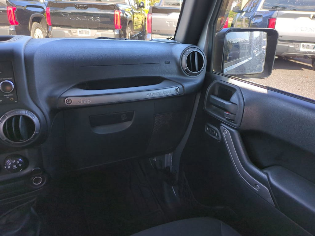 Thumbnail: 2015 Jeep Wrangler - 21