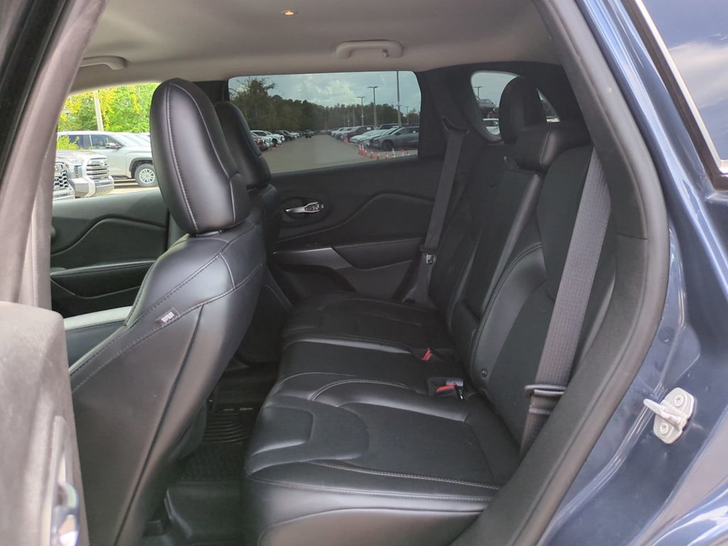 Thumbnail: 2019 Jeep Cherokee - 11