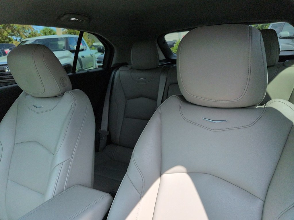 Thumbnail: 2023 Cadillac XT4 - 11