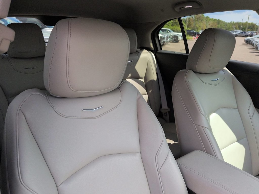Thumbnail: 2023 Cadillac XT4 - 10